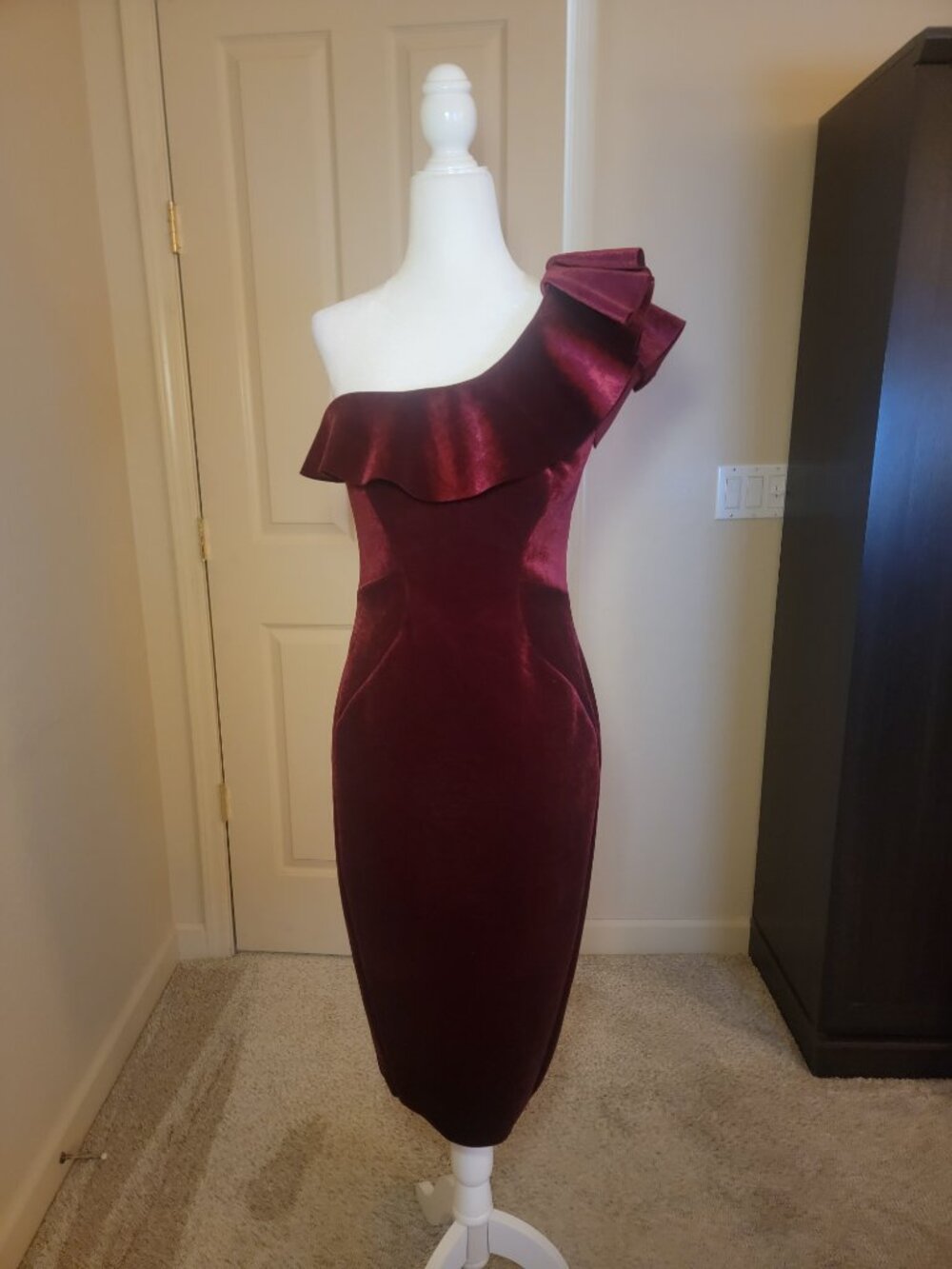 EUC! Betsy & Adam Burgundy Velvet One-Shoulder Ruffle Cocktail Dress size 6